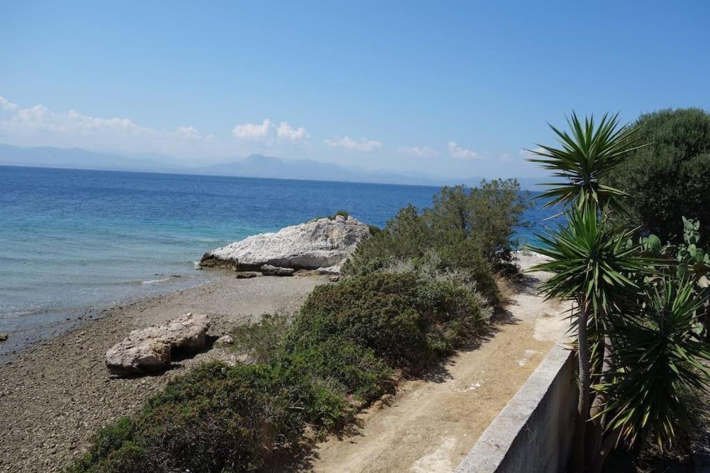 House By The Sea At Skaloma, Loutraki Villa Vouliagmeni Gölü Dış mekan fotoğraf