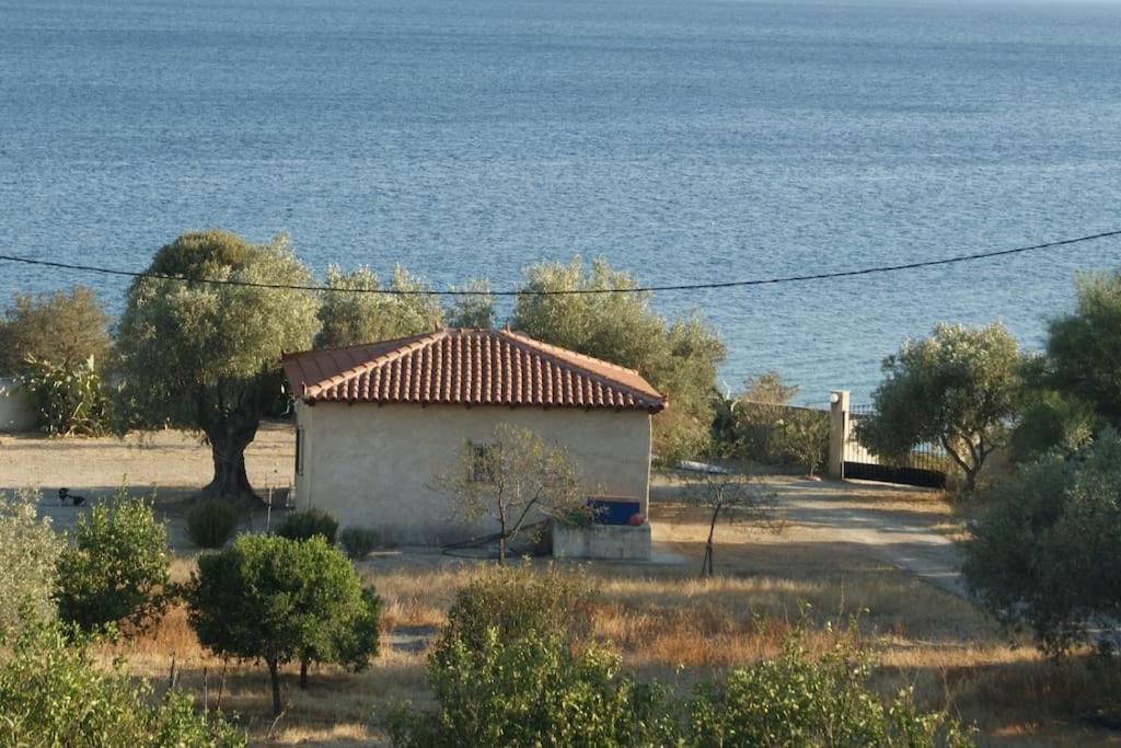 House By The Sea At Skaloma, Loutraki Villa Vouliagmeni Gölü Dış mekan fotoğraf